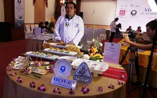 Một đầu bếp người Thái trổ tài với món ăn Việt