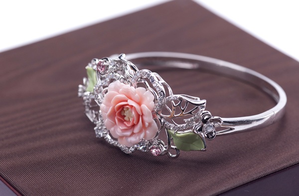 Cùng ngắm bộ trang sức cưới bằng sứ tuyệt đẹp của Minh Long - 3 ...đến chiếc lắc
