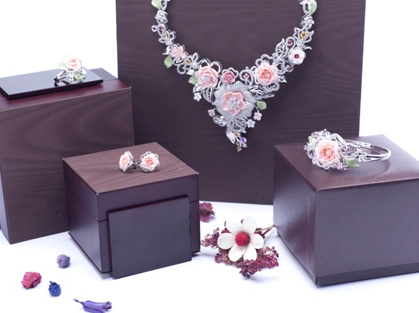Cùng ngắm bộ trang sức cưới bằng sứ tuyệt đẹp của Minh Long - 1 Cùng ngắm bộ trang sức cưới bằng sứ tuyệt đẹp của Minh Long