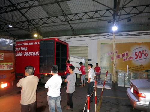 Các đoàn xe chở hàng lừ lừ tiến vào bãi xe, chuyến hàng hóa rời thương xá