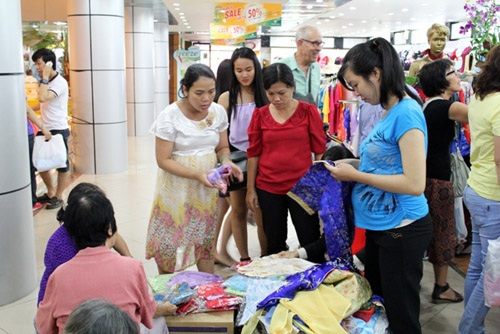 Người bán, người mua đều tranh thủ