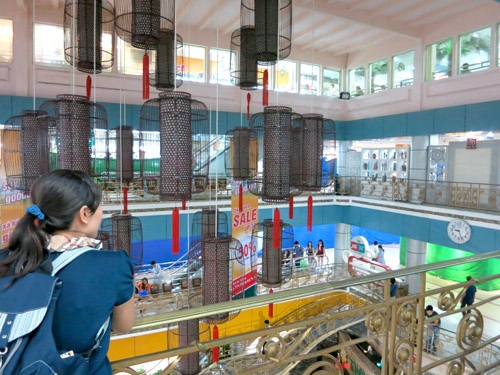 21h20, ngẩn ngơ ngắm nhìn thương xá chuẩn bị đóng cửa đêm cuối cùng