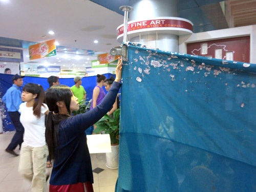 Những mảnh giấy niêm phong chằng chịt lưu dấu bao ngày