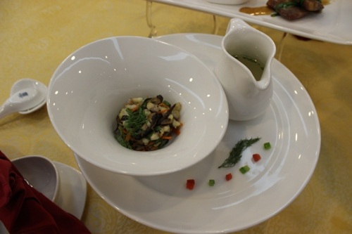 Thịt lợn bản sốt mật ong ăn kèm cùng cơm lam