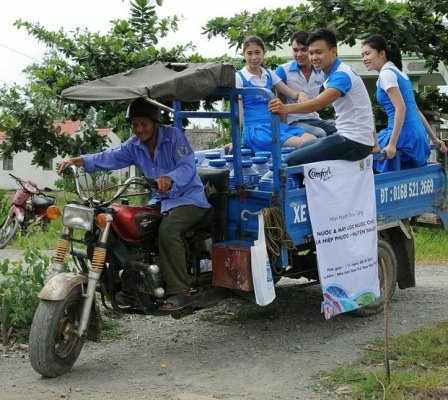Các tình nguyện viên chở nước đến tận nhà người dân Hiệp Phước