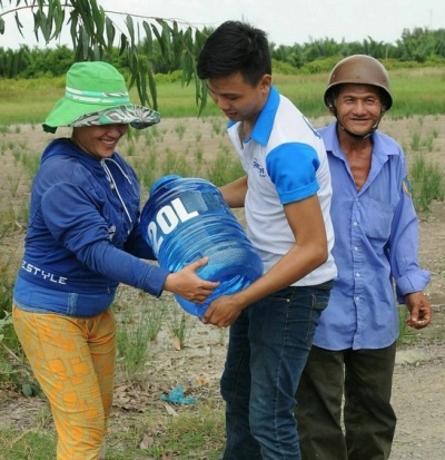 Mỗi hộ dân ở Hiệp Phước được nhận từ 20-40 lít nước uống