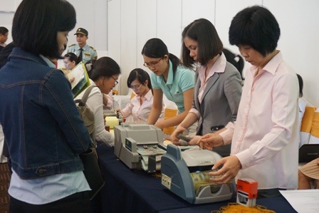 Sau khi chốt vị trí căn hộ muốn mua, khách thanh toán số tiền đặt cọc để mua căn hộ