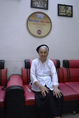 Chả nhái bà cụ Cốm - 3 Bà cụ Cốm