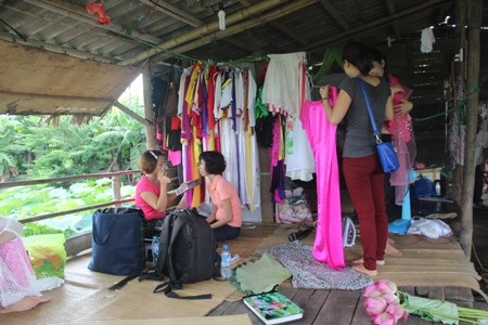 …Và nhiều khi còn phải xắn quần lội đầm đẩy thuyền tạo dáng cho các thiếu nữ