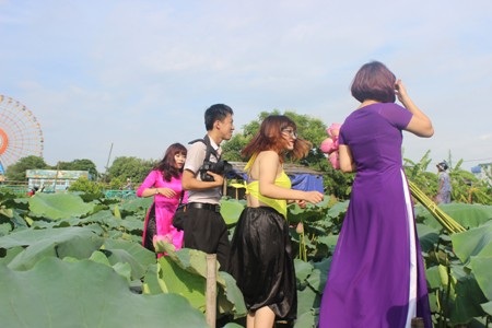 Họ có cả những cuốn catalog làm mẫu để cho khách chọn…