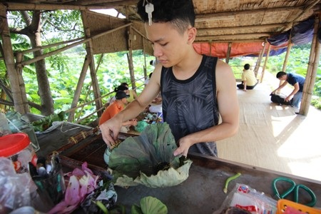 Cùng với đó, các chủ đầm cũng tranh thủ bày bán những bông sen cho khách mỗi khi ra về …