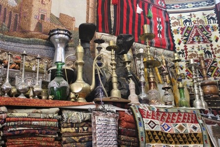 Bạn có thể mua bất cứ đồ gì mang bản
sắc văn hóa ba tư theo sở  thích của mình