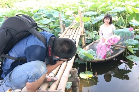 “Ăn theo” mùa sen, chủ đầm Hà Nội kiếm bạc triệu mỗi ngày