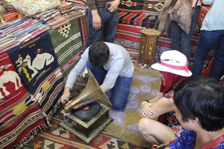 Đến những chiếc đèn dầu mang bản sắc
xứ sở Ba Tư.