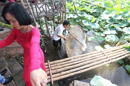 …Và nhiều khi còn phải xắn quần lội đầm đẩy thuyền tạo dáng cho các thiếu nữ