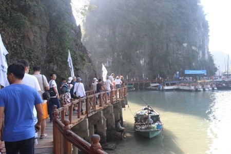 Nắng nóng gay gắt, người dân lại đổ xô đi biển giải nhiệt