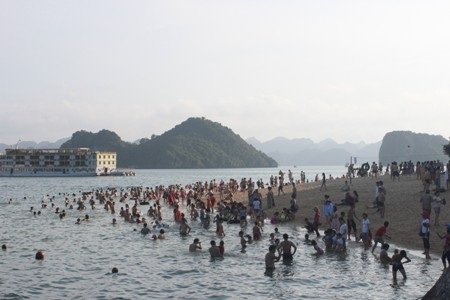 Nắng nóng gay gắt, người dân lại đổ xô đi biển giải nhiệt