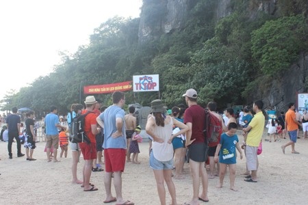 Nắng nóng gay gắt, người dân lại đổ xô đi biển giải nhiệt