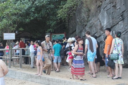 Nắng nóng gay gắt, người dân lại đổ xô đi biển giải nhiệt