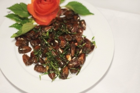 Mùa nhãn, món bọ xít soán ngôi bọ cạp