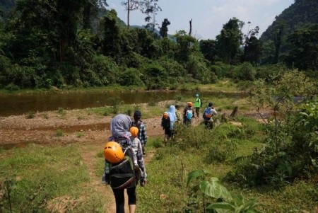 Dừng chân ở Hang Én - 1 Ghập ghềnh đường vào khám phá hang Én