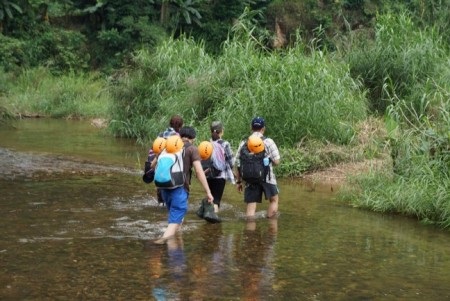 Dừng chân ở Hang Én - 2 Ghập ghềnh đường vào khám phá hang Én