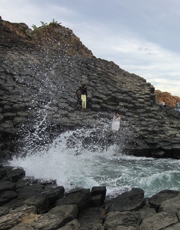 Ghềnh Đá Đĩa - “Món quà” tạo hóa ban tặng cho biển Phú Yên