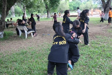 Tại những lò võ cổ truyền ở Bình Định lực lượng nữ võ sinh đông không kém gì nam sinh.