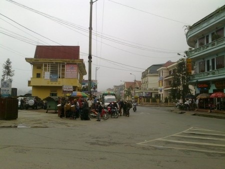 Ký sự: Độc hành trên Tây Bắc - 3 Đây đó đồng bào dân tộc
xuống phố sớm.