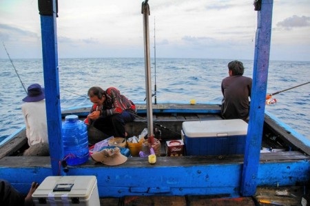 Một ngày làm "cần thủ" trên biển Côn Đảo - 11 Vị trí ngồi câu thường là đuôi của ghe, nơi ít chịu sóng và khả năng dính cá cao.