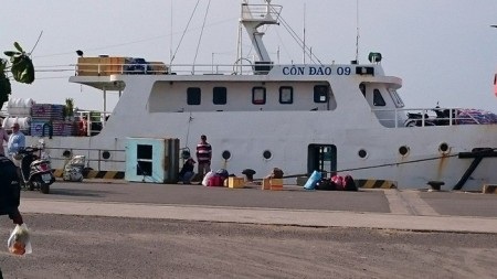 Một ngày làm "cần thủ" trên biển Côn Đảo - 12 Vị trí ngồi câu thường là đuôi của ghe, nơi ít chịu sóng và khả năng dính cá cao.