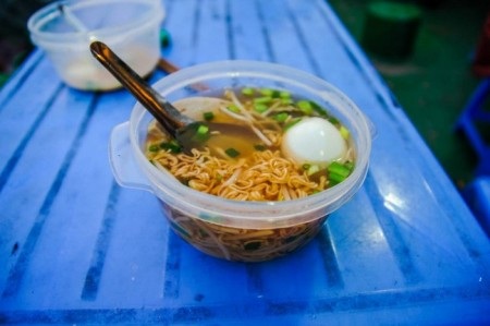 Một ngày làm "cần thủ" trên biển Côn Đảo - 19 Dịch vụ ăn uống trên tàu CĐ 09 : 20 nghìn/ bát mì.