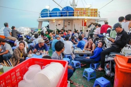 Một ngày làm "cần thủ" trên biển Côn Đảo - 20 Boong tàu khá đông người khi đang chạy trên sông.