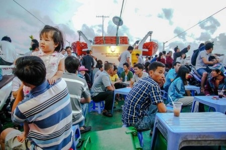 Một ngày làm "cần thủ" trên biển Côn Đảo - 22 Sau khi rời Vũng Tàu một lúc , chúng tôi bắt đầu chịu sóng.