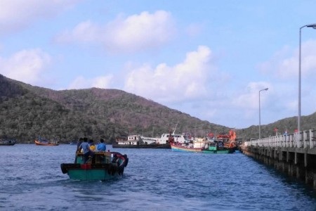 Một ngày làm "cần thủ" trên biển Côn Đảo - 23 Sau khi rời Vũng Tàu một lúc , chúng tôi bắt đầu chịu sóng.