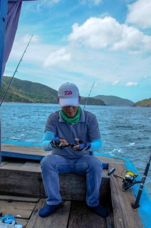 Một ngày làm "cần thủ" trên biển Côn Đảo - 25 2 cây trolling treo 2 bên, hy vọng có con cá thu cắn mồi.