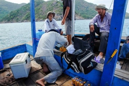Một ngày làm "cần thủ" trên biển Côn Đảo - 24 Ra cần thôi.