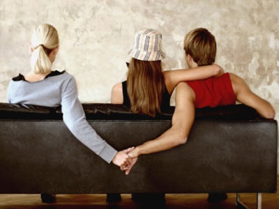 Bi kịch “lửa gần rơm” - 1 Bi kịch “lửa gần rơm” - 1