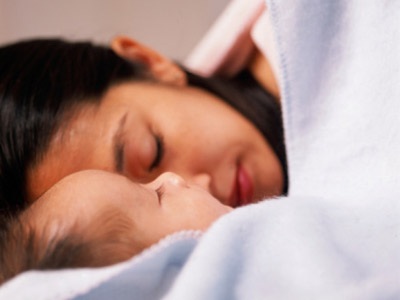 Ngủ chung với mẹ đến 3 tuổi tốt hơn cho trẻ - 1