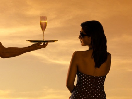 Quý bà ra phố “săn” trai lạ - 1 Quý bà ra phố “săn” trai lạ - 1