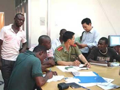 Khi quý bà Việt “nghiền”... “trai bao” Tây đen - 2 Khi quý bà Việt “nghiền”... “trai bao” Tây đen - 2