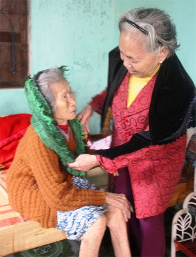 Nghe người phụ nữ 76 tuổi kể chuyện tình yêu đẹp hơn cổ tích - 2 Bà Ba và người mẹ chồng đã 104 tuổi mà bà phụng dưỡng suốt gần 60 năm nay.