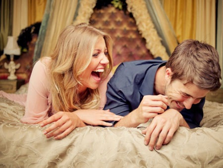 1. Vuốt ve cánh tay anh ấy