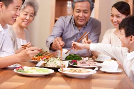 Nàng dâu chết khiếp với… bữa cơm sum họp - 1 Mẹ chồng ốm vẫn cứ liên hoan