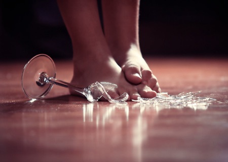 Em hay chiếc ly bị vỡ?