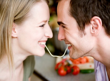 Với trai trẻ, cô ấy ít
kỳ vọng hơn