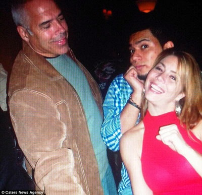 Vợ chữa vô sinh, chồng cặp bồ với y tá - 2 Stuart Westcott (ngoài cùng bên trái) đã bỏ vợ theo nữ y tá.