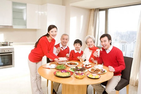 Chiếc điện thoại bên bàn ăn - 1 Chiếc điện thoại trên bàn ăn