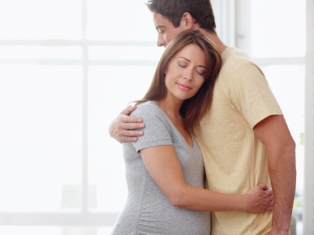 Ngủ quên trong tình yêu - 1 Vứt chiếc cặp xuống ghế, Quang vào nhà tắm, vặn nước ra thì thấy lạnh ngắt, lại càng