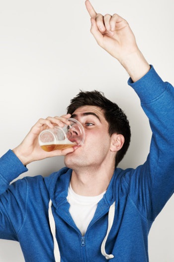 Đừng để rượu uống anh